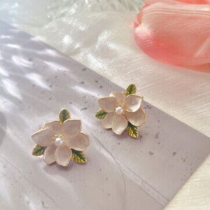 White flower earrings A1095